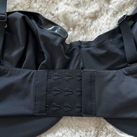 SKIMS Smoothing Strapless Bra in Onyx Size 42DD - Picture 7 of 10